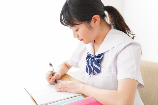 勉強する女子高生